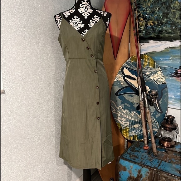💚NWT,Cupshe,Olive Green Lightweight Dress, Asymmetrical Wooden Buttons,Size L - Picture 9 of 11